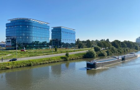 Moderne kantoren in de Blue Towers aan Ghelamco arena