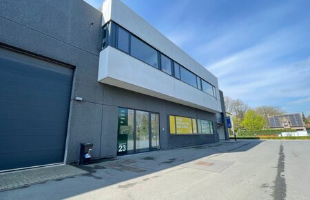 Lichtrijk en mooi kantoor met parking gelegen in Sint-Denijs-Westrem