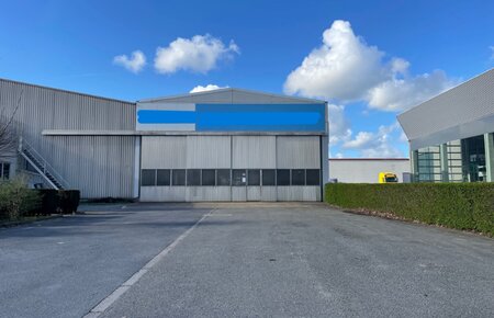 Magazijn van 840m² met 1000m² buitenopslag op toplocatie naast R4.