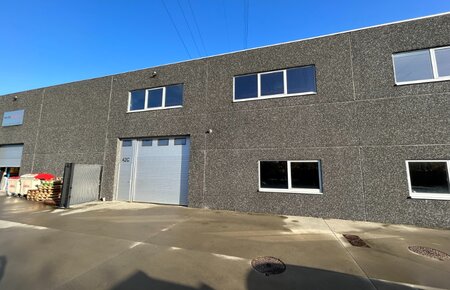 *** VERHUURD *** Uiterst goed gelegen  magazijn / opslagruimte  van 216m² m² met 144m² mezzanines en 36m² kantoorruimte met 2 parkings