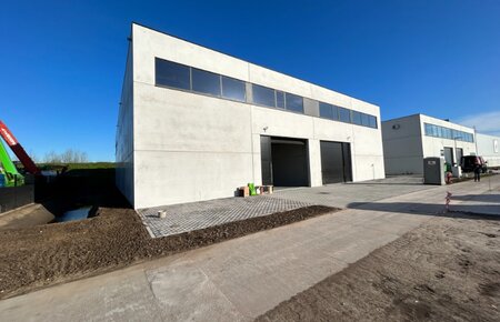 Nieuwbouw KMO unit van 700 m² met mezzanine van 140m² + 2 parkeerplaatsen