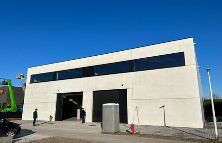 Nieuwbouw KMO unit van 328 m² met mezzanine van 70m² + 2 parkeerplaatsen