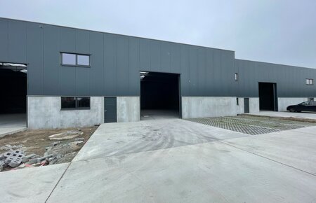 397m² nieuwbouw kmo unit inclusief met 40m² kantoor en 3 parkeerplaatsen te huur in Wondelgem – “Gundilo Park”