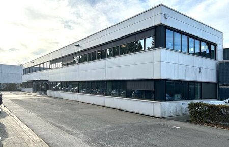 3 semi-industriële gebouwen met 8.900 m² magazijnen en 4.400 m² kantoren