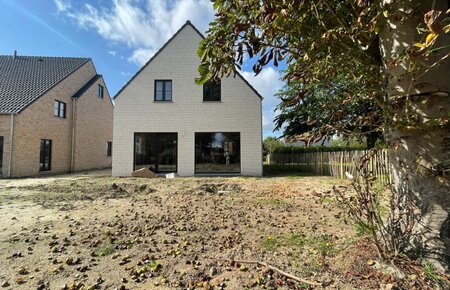 Alleenstaande nieuwbouw / sleutel op deur woning te Deinze