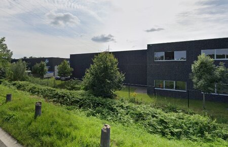 *** COMPROMIS IN OPMAAK *** - Magazijn (+- 360 m²) + kantoren (144 m²) op een TOP-locatie – 500 m van R4