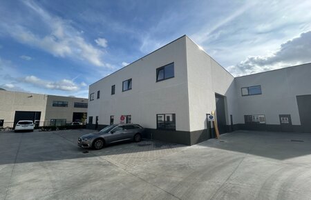 Recent magazijn (205 m²) met afgewerkt kantoor (101 m²)
