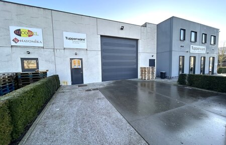 *** VERHUURD *** - Magazijn met kantoor en studio op toplocatie in Industriepark De Nest, Evergem