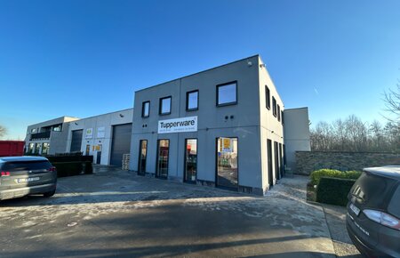 Multifunctionele kantoor- of showroomruimte van 200 m² met terras en parking in Industriepark De Nest, Evergem