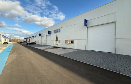 Modern magazijn van 216 m² met parkeerplaatsen op toplocatie in Evergem