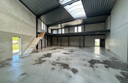 Nieuwbouw magazijn (411 m²) + mezzanine van 123 m² en 4 parkings