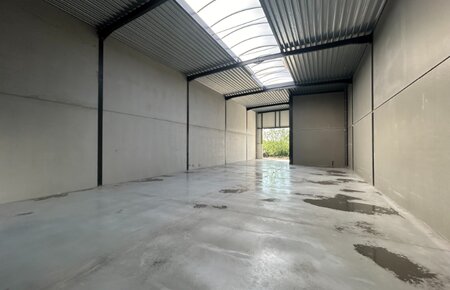 Nieuwbouw magazijn (271 m²) en 2 parkings – vlakbij N9