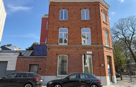 Unieke gerenoveerde triplex appartement met zicht op Coupure