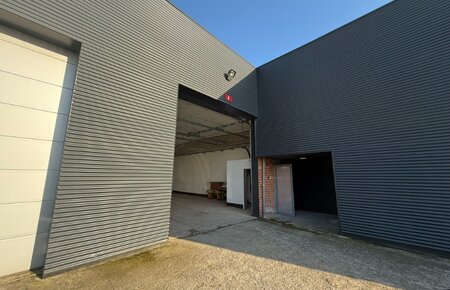 Gerenoveerd magazijn van 290 m² te huur in Ronse – uitstekende ligging langs de N48