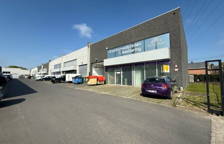Modern bedrijfsgebouw met magazijn en kantoren