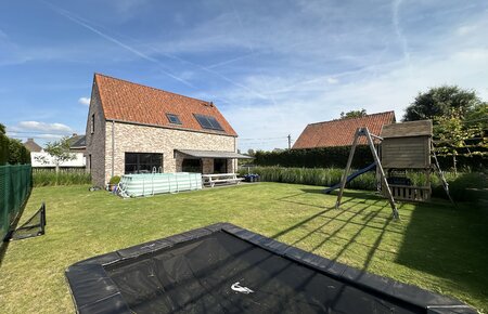 Recente, stijlvolle woning met mooie tuin nabij centrum Merelbeke