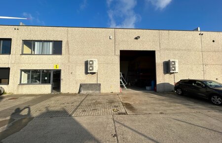 Verwarmbare kmo unit met palletstockageruimte en kantoor nabij R4 te Wondelgem 	