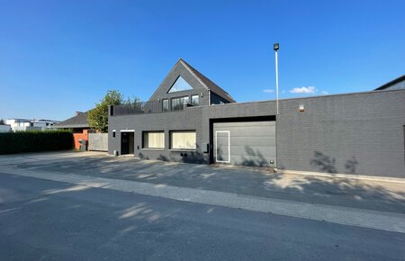 *VERKOCHT* Te koop: Magazijn met kantoor en ruim appartement op uitstekende locatie