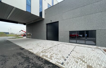 *VERKOCHT* 359m² nieuwbouw KMO unit te koop in Lokeren op toplocatie vlakbij E17. *LAATSTE UNIT TE KOOP*