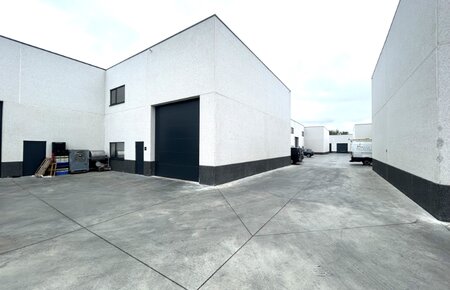 Goed gelegen nieuwbouw magazijn van 438 m² met 4 parkeerplaatsen