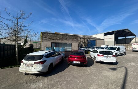 Functioneel bedrijfsgebouw voorzien van kantoor- en magazijnruimte met buitenopslag