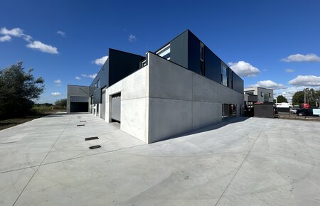 Laatste nieuwbouw KMO unit voorzien van kantoor of woning - parkeergelegenheid - Sleidinge