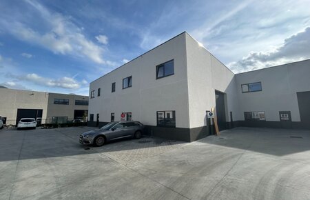 Recent magazijn met kantoorruimte – uitstekende ligging