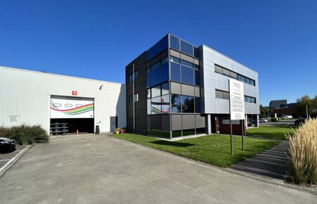 Magazijn (1.104 m²) met kantoorruimte (206 m²) – op toplocatie The Loop