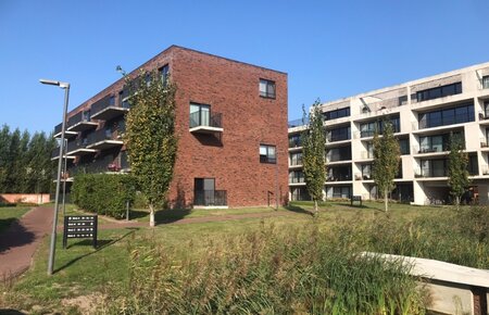 Gezellig zon georiënteerd 2slk appartement met groen uitzicht, met terras, kelder en private garagebox  in afgesloten garagecomplex op wandelafstand van centrum van EEklo