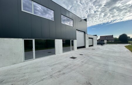 Nieuwbouw magazijn van 285m² en met 2 parkings – vlakbij N9