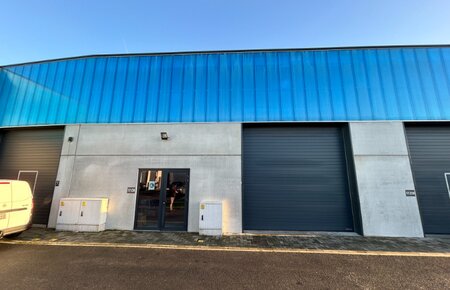 Recente loods van 168 m² met privé parkeerplaats