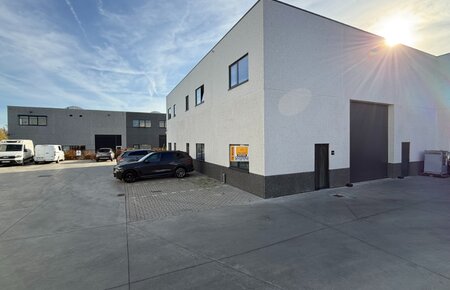 Recent magazijn met kantoorruimte – uitstekende ligging