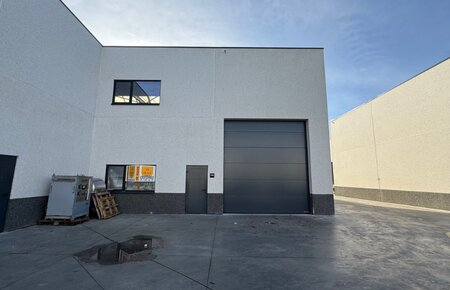 Goed gelegen nieuwbouw magazijn van 438 m² met 4 parkeerplaatsen