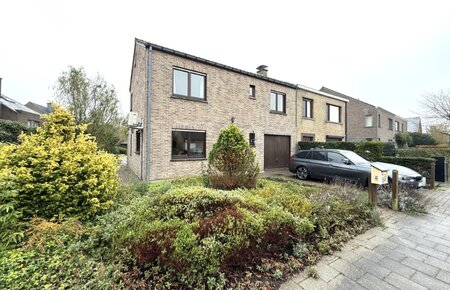 Instapklare halfopen woning met tuin nabij Sint-Pietersstation