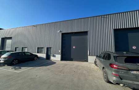 Zeer goed gelegen KMO-unit van 310 m² met mezzanine en 3 parkeerplaatsen