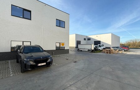 Recent magazijn met kantoorruimte – uitstekende ligging