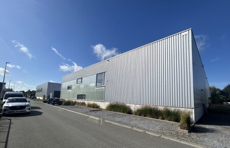 Moderne KMO-unit met 299 m² kantoren en 324 m² magazijn – nabij R4