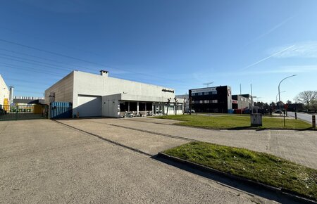 *** VERKOCHT *** - Uitstekend gelegen bedrijfsgebouw met loods, kantoren en buitenopslag
