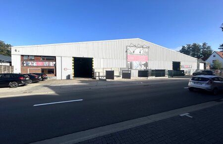 Ruim industrieel magazijn van ca. 6.900 m² met parkeerfaciliteiten