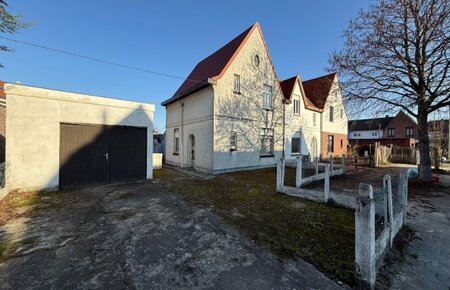 ** COMPROMIS IN OPMAAK ** - Te renoveren woning met oprit en garage in rustig straatje