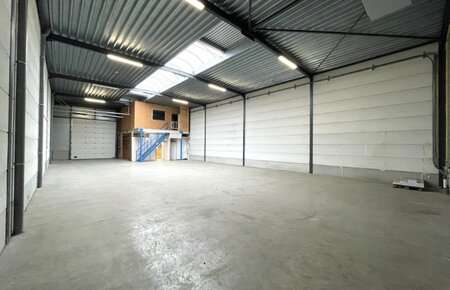 Zeer goed gelegen KMO-unit van 310 m² met mezzanine en 3 parkeerplaatsen