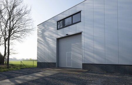 Modern magazijn / showroom met mezzanine en parking