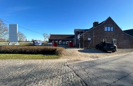 Uitstekend gelegen toonzaal met kantoor (832 m²) – langs N60 Oudenaarde-Gent