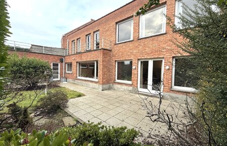 Zeer ruime karaktervolle voormalige dokterswoning met prachtige tuin in het centrum