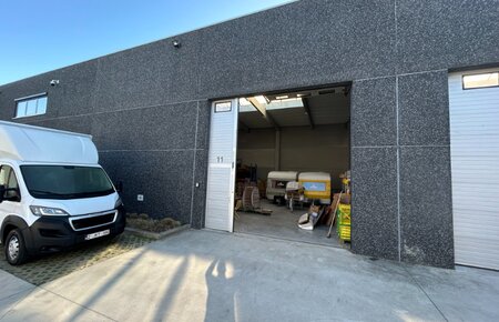 Recente KMO-unit (±187 m²) met 2 parkeerplaatsen – uitstekende ligging nabij E40