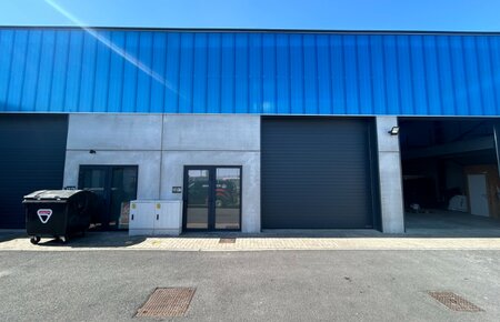 Magazijnruimte van 88 m² met mezzanine (±35 m²) en parking in Evergem