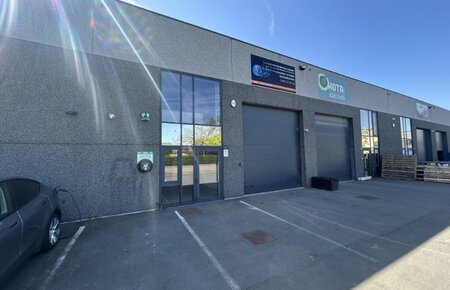 Instapklare KMO-unit met kantoren (±355 m²) op topligging