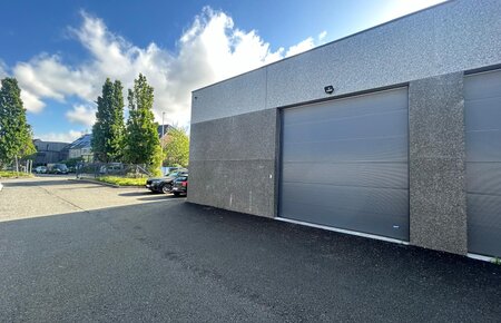 Magazijnruimte van 147 m² met 2 parkings – Sint-Amandsberg