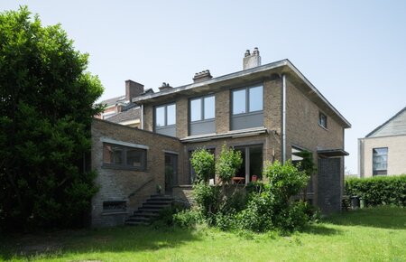 Ruime sixties woning met prachtige tuin op topligging