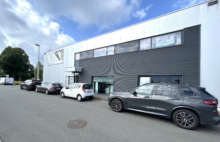Bedrijfsgebouw van ca. 700 m² + mezzanine + kantoren en buitenopslag op topligging